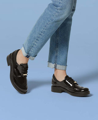 Cómo crear un estilo preppy con mocasines negros Westies