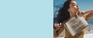 Mujer agarrando bolsa beige de la marca nine west