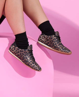 Cómo llevar animal print en sneakers este 2025